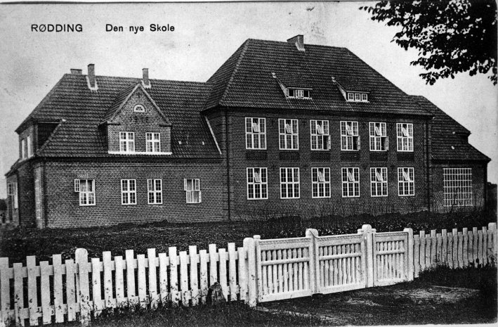 Sydfløjen, den daværende nye tysksprogede skole, blev taget i brug den 17.juni 1913.